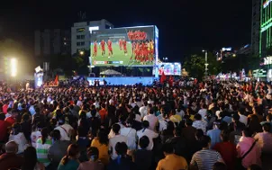 6 màn hình LED tại Phố đi bộ Nguyễn Huệ phát trực tiếp U23 Việt Nam đá bán kết giải châu Á