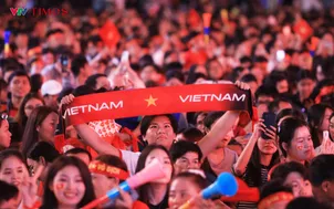 "Biển người" đổ về trung tâm TP Hồ Chí Minh cổ vũ U23 Việt Nam đá bán kết giải châu Á