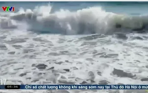 Bị sóng cuốn vào bãi đá, nam du khách được cứu hộ đưa vào bờ an toàn