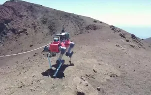 Robot leo núi lửa