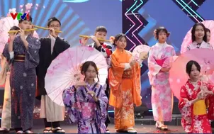 Khám phá văn hóa qua trình diễn trang phục