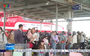 Tàu phà kín chỗ ngày cận Tết