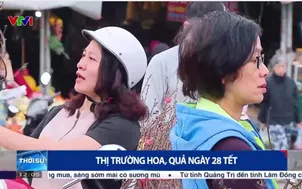 Hà Nội trưa giáp Tết: Phố xá vắng hơn, tiểu thương đồng loạt hạ giá