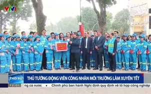 Thủ tướng thăm, động viên công nhân môi trường Hà Nội làm xuyên Tết