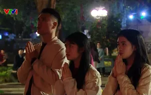 Người Hà Nội đi lễ cầu an sau giao thừa