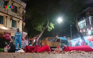 Công nhân môi trường xuyên đêm giao thừa giữ phố sạch