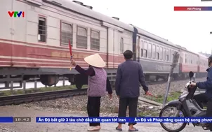 Gác tàu giúp người dân đi lại