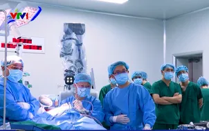 Lập kỷ lục châu Á về phẫu thuật não, cột sống bằng robot AI