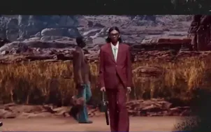 Từ bị trêu chọc đến sàn diễn Paris