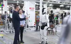 Trung Quốc tăng tốc ứng dụng robot hình người 