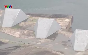 Nước sông Đà xuống thấp lộ cả trụ cầu