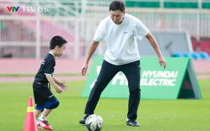 HLV Kim Sang-sik cùng cộng sự tiếp lửa đam mê bóng đá cho hơn 100 em nhỏ tại TP Hồ Chí Minh