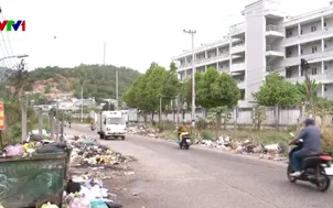 Rác thải bủa vây trường học