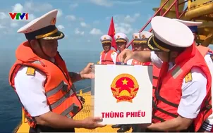 Thùng phiếu giữa biển khơi