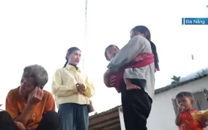 Giáo viên bám bản tuyên truyền bầu cử tại vùng cao