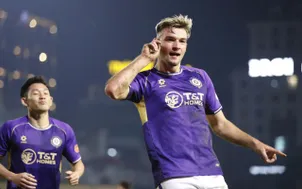 HLV Harry Kewell và HLV Văn Sỹ Sơn nói gì sau trận Hà Nội FC - SLNA?