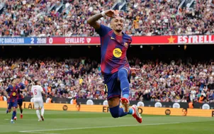 Barca vùi dập Sevilla, Raphinha lập hat-trick rực sáng