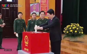 Chủ tịch nước Lương Cường bỏ phiếu tại tổ bầu cử số 26 phường Hoàn Kiếm, Hà Nội