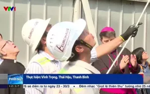 Đưa 2 thánh giá mạ vàng lên đỉnh tháp nhà thờ Đức Bà