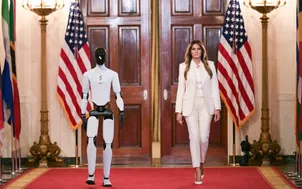 Đệ nhất Phu nhân Melania Trump sánh bước cùng robot