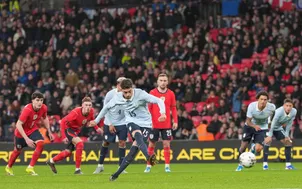 Kịch tính phút bù giờ, Anh đánh rơi chiến thắng trước Uruguay