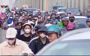 Giao thông ùn ứ sau khi cấm xe máy qua cầu Long Biên