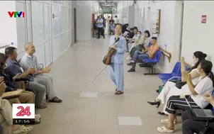 Người nghệ sĩ trong trang phục người bệnh gieo hy vọng qua tiếng đàn