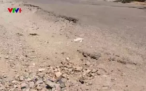 Nguy hiểm lưu thông trên tuyến đường hẹp và hư hại