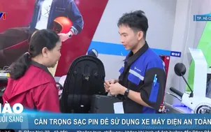 Cẩn trọng sạc pin để sử dụng xe máy điện an toàn