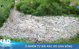 Nhiễm từ bãi rác đổ gần sông 