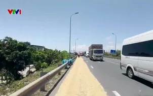 Phơi thóc trên đường: Vi phạm nhỏ, hậu quả lớn