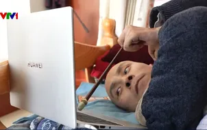 Nhà văn gõ chữ bằng đũa