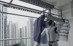 Robot hình người hỗ trợ việc nhà
