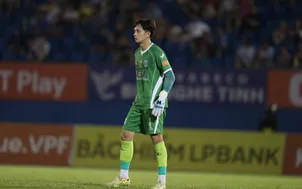 Người hùng Cao Văn Bình đưa SLNA trụ hạng sớm