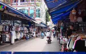 Công khai bán hàng giả giữa đường ở Thủ đô 