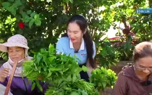 Buổi sáng gùi rau ra chợ bán
