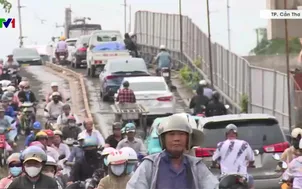 Ùn tắc giao thông vì thi công cầu chậm tiến độ