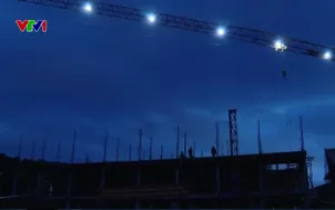 Bộ đội làm ca đêm xây trường nội trú vùng biên