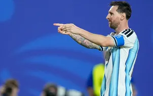 Thế giới "ngả mũ" trước Lionel Messi
