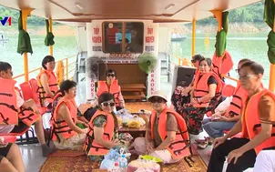 Áo phao giữ an toàn mỗi khi qua sông