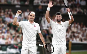 Djokovic tự đấm vào đùi 11 lần vì bế tắc, cân bằng cột mốc của Federer ở Wimbledon