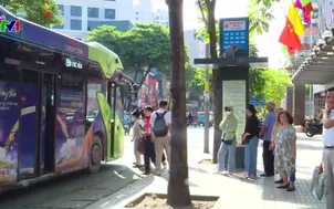 Đa số hành khách đi xe buýt đã chuyển đổi cách thanh toán 
