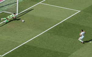 Kylian Mbappe sút hỏng phạt đền đáng tiếc