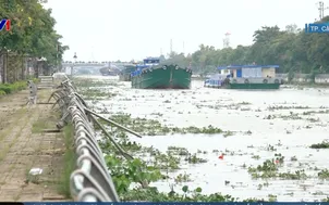 TP. Cần Thơ: Sà lan neo đậu làm hư hỏng kè kênh xáng xà no