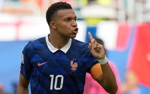 Mbappé "dắt tay" Michael Olise vào ngôi đền huyền thoại của World Cup