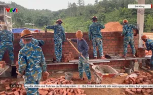 Bộ đội giúp xây trường giữa núi rừng Tây Giang