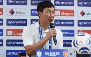 HLV Kim Sang-sik nói về quyết định sớm rút Đình Bắc trong trận hòa Singapore
