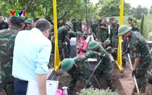 Lấy mẫu hài cốt liệt sĩ tại Nghĩa trang Mai Dịch