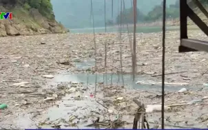 Hồ thủy điện Tuyên Quang ngập rác nhựa sau lũ 