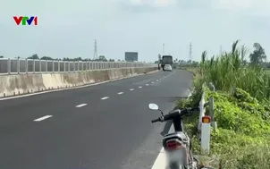 Cao tốc chưa có đường gom, nông dân gặp khó